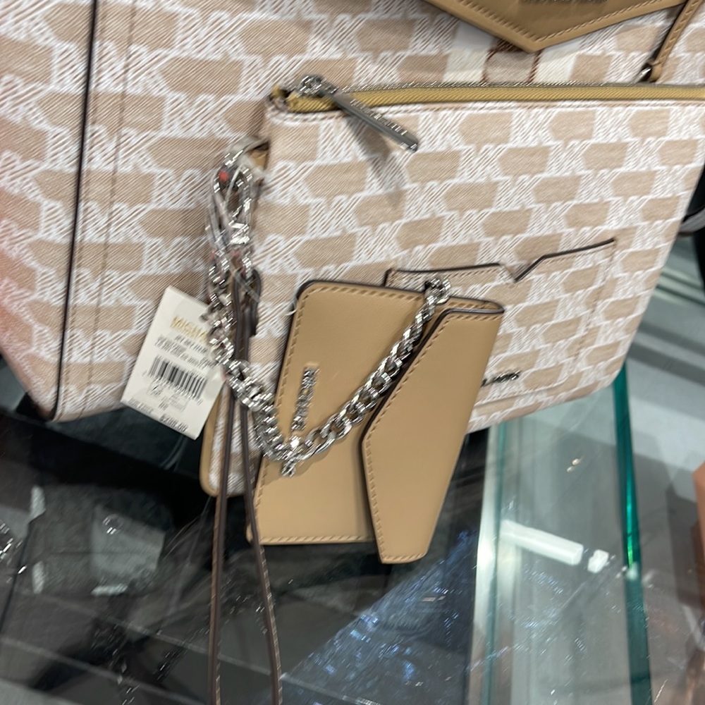 MICHAEL KORS JET SET ITEM LG 2 in 1 CARD CASE & WRISTLET
Camel 

NWT - Picture 7 of 16